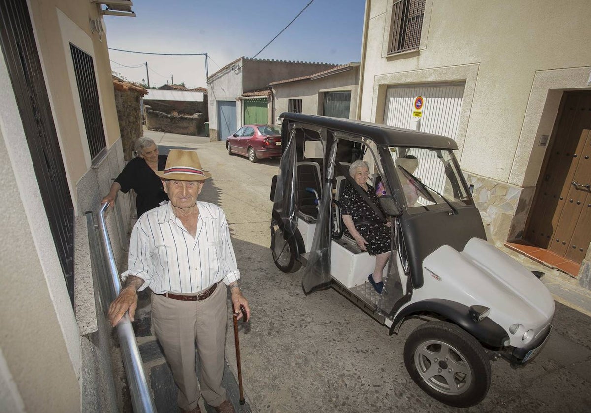 Pasamanos en las calles de Pescueza y el coche eléctrico que lleva a los mayores al centro.