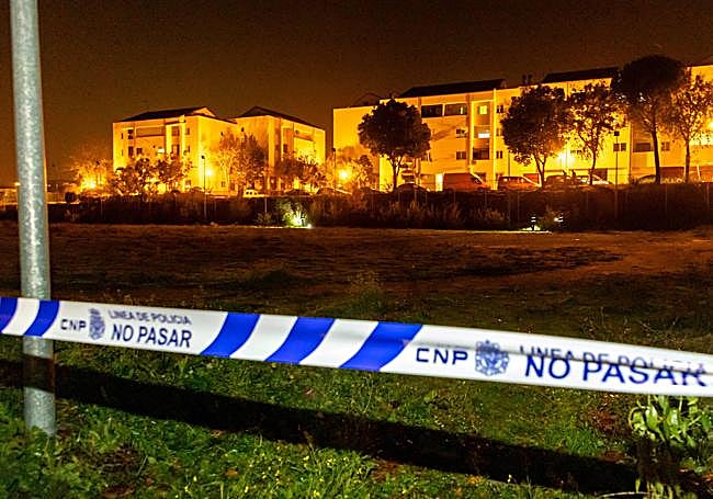 Precinto instalado en el campo de fútbol de La Esperanza, donde han tenido lugar los hechos.