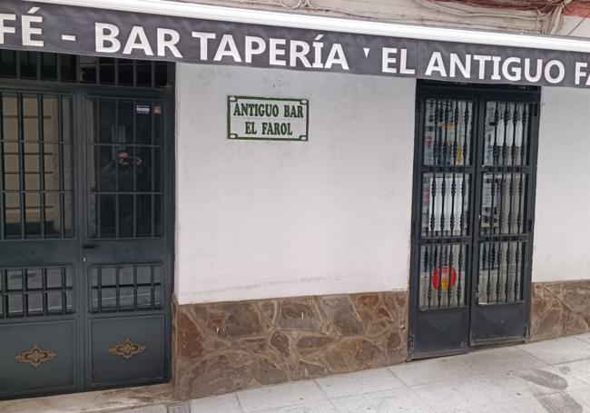 Una de las puertas de acceso de El antiguo farol tiene un pequeño agujero en el crital.