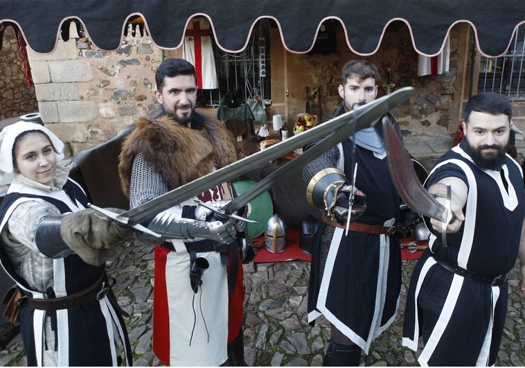 Miembros de Caballeros de Fortuna, este viernes hay duelos y combates a las 12.30 y 21.30 horas. 