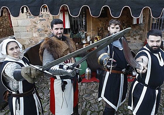 Miembros de Caballeros de Fortuna, este viernes hay duelos y combates a las 12.30 y 21.30 horas. 