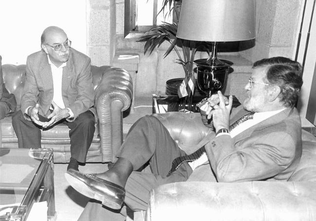 Año 1997. Santiago Hernández, con Juan Carlos Rodríguez Ibarra.