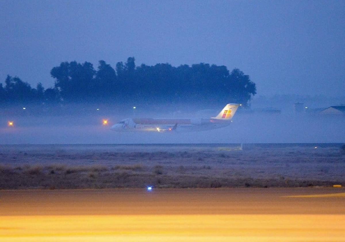 Imagen de archiv de un avión despegando entre la bruma en el aeropuerto de Badajoz.