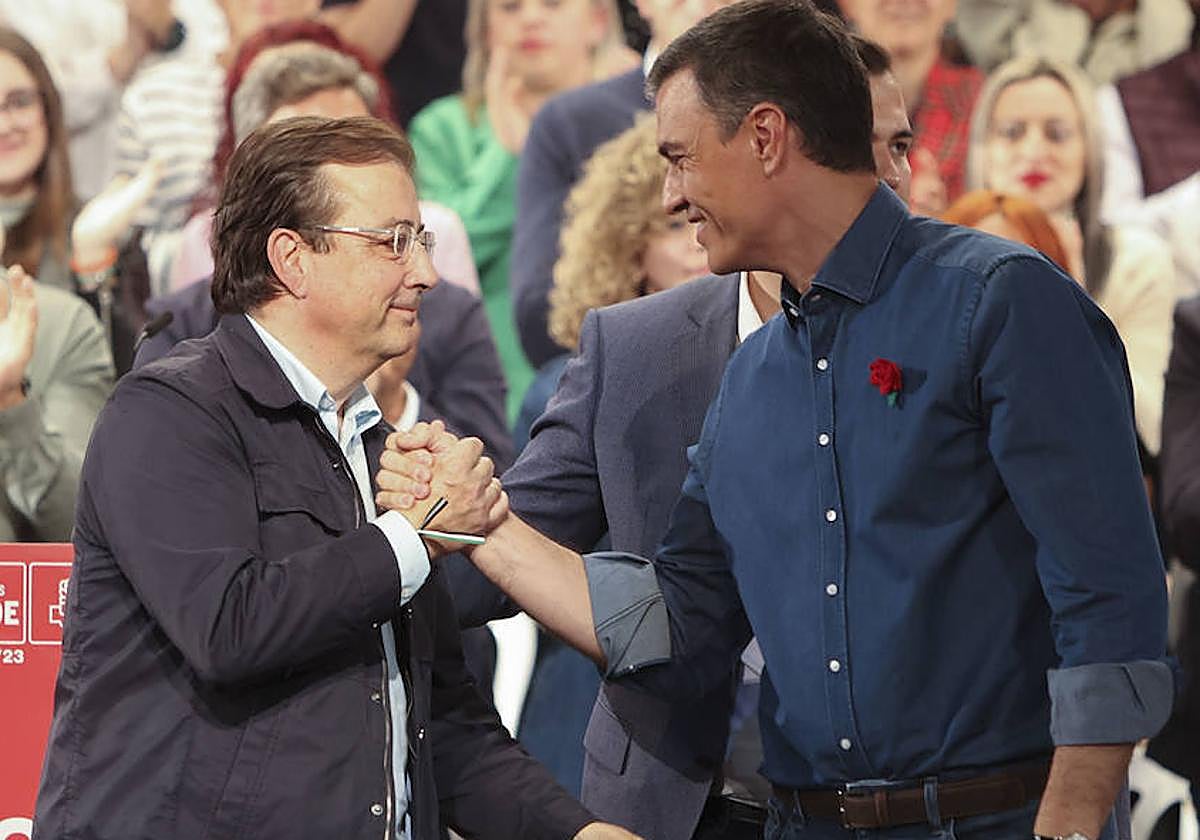 Vara y Sánchez, en una imagen de archivo de un mitin en Extremadura.