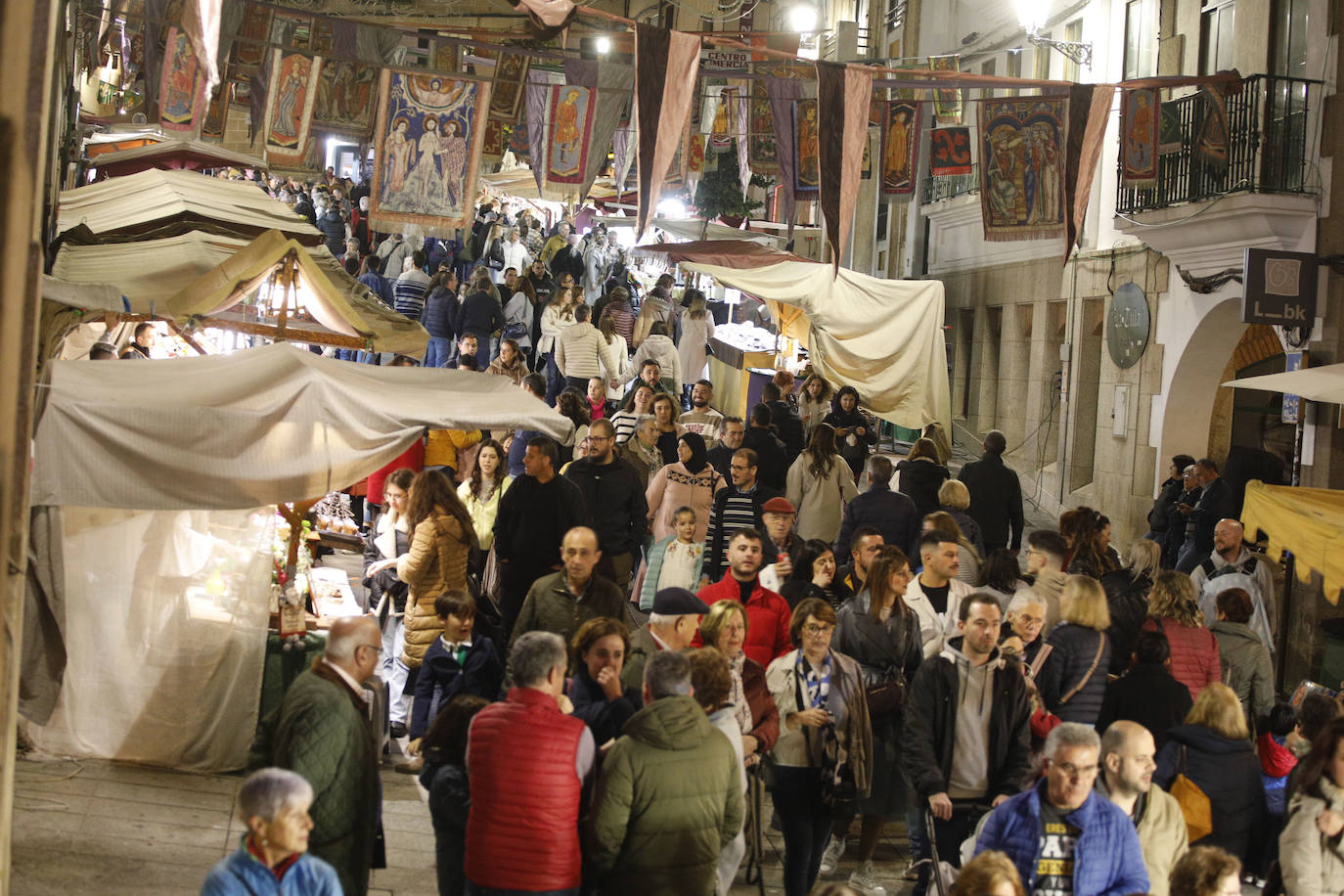 Las rapaces regresan al Mercado Medieval de Cáceres