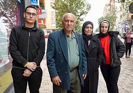 Amir, Nafez, Nashwa y Hanin, este viernes en el barrio pacense de San Roque, cerca del albergue en el que están acogidos en Badajoz.