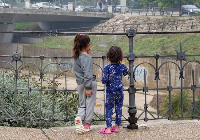 Dos niñas que se alojan en el Revellín se asoman a la barandilla del Rivillas