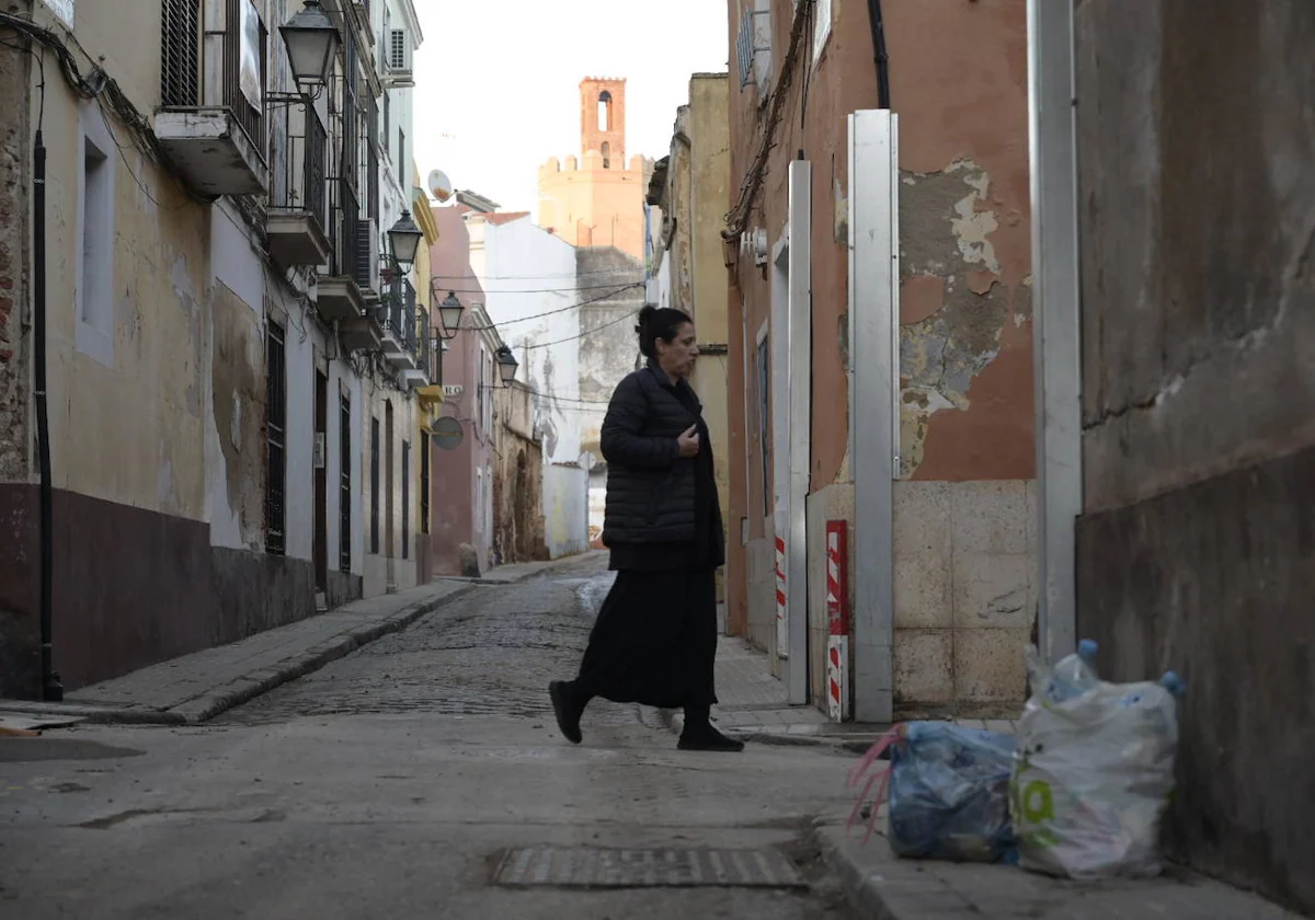 Una mujer camina por el Casco Antiguo, donde se siguen depositando bolsas de basura en las esquinas.