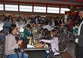 La alegría de 'La mañana más joven' volvió a inundar Campanario el pasado 11 de noviembre en una jornada repleta de talleres y actividades sociales, culturales y deportivas. Los más pequeños disfrutaron de juegos, castillos hinchables y multitud de actividades, mientras que los adultos también participaron en manualidades y diferentes talleres en familia.