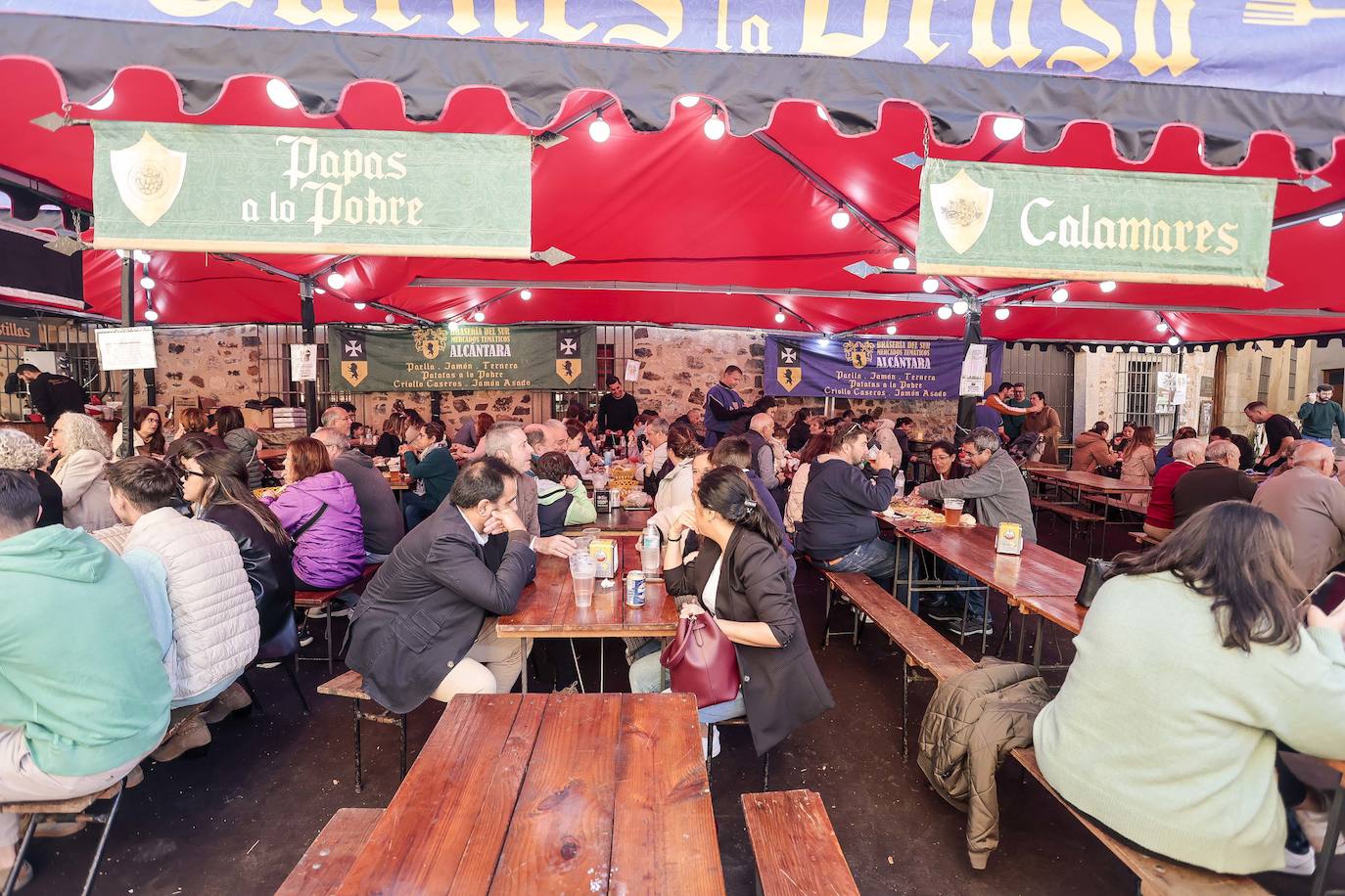 Miles de personas disfrutan del día grande del Mercado Medieval de Cáceres