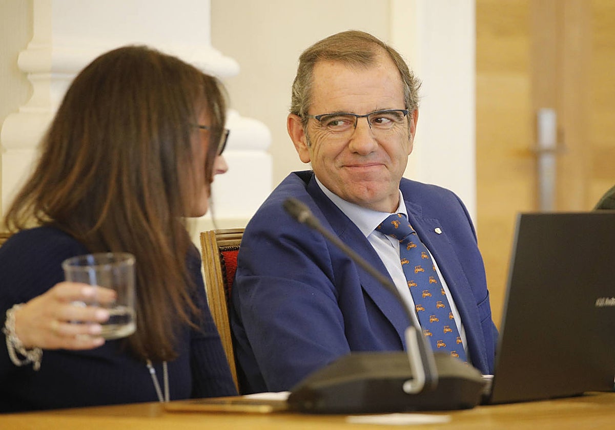 El portavoz de Vox, Eduardo Gutiérrez, sonríe a su compañera Raquel Mirat en el pleno del jueves.