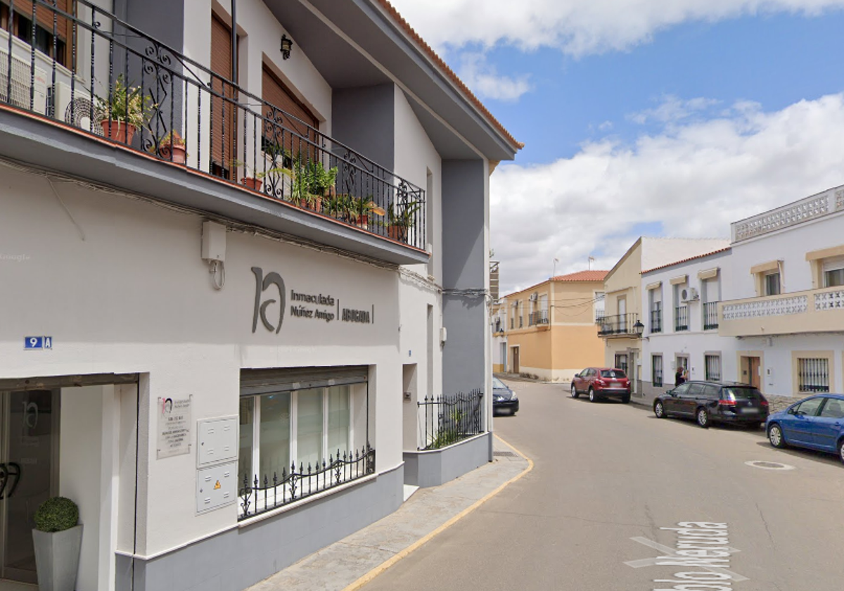 Imagen de la calle en la que ha tenido lugar el incendio.