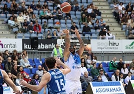 Dikembe, del Cáceres, lanza en suspensión en el choque de este domingo en San Sebastián.