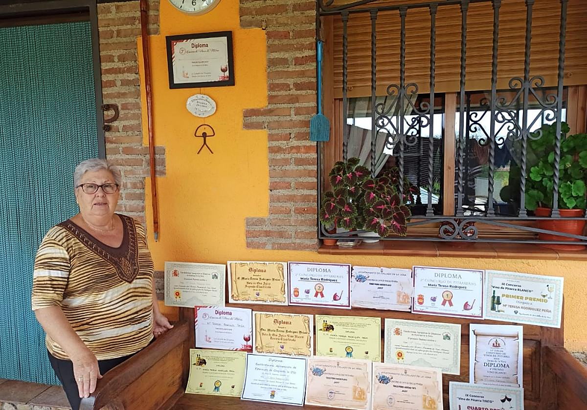 Rodríguez posa con los diplomas recibidos por sus vinos.