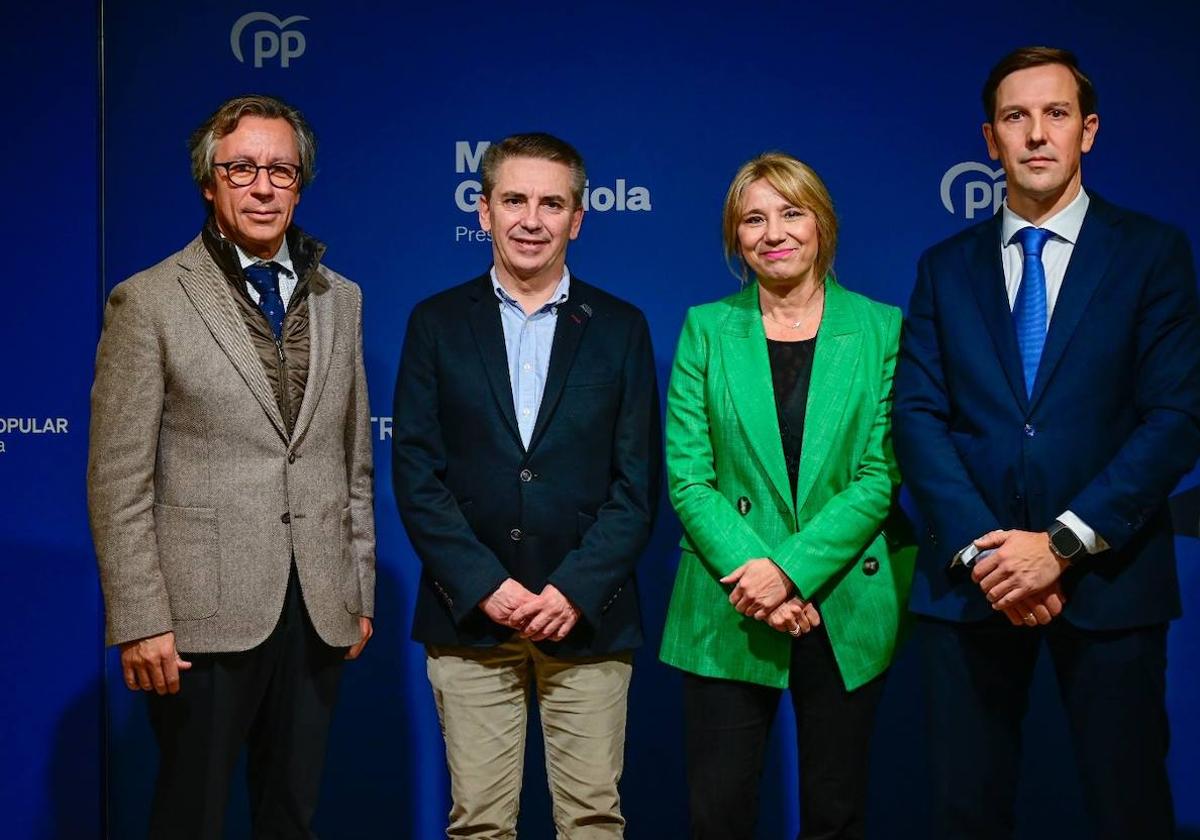 Los diputados populares extremeños en el Congreso, Cristina Teniente y Antonio Cavacasillas, han ofrecido una rueda de prensa acompañados de los también diputado Carlos Floriano y Alfonso Macías.