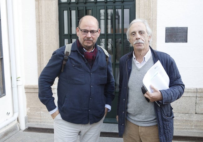 Dos asistentes a la convocatoria de este lunes en el Ayuntamiento, antes de acceder al edificio.