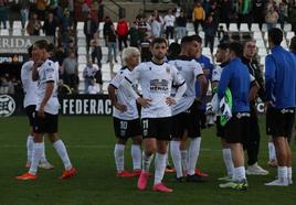 Los jugadores del Mérida, cabizbajos tras la derrota ante el San Fernando.