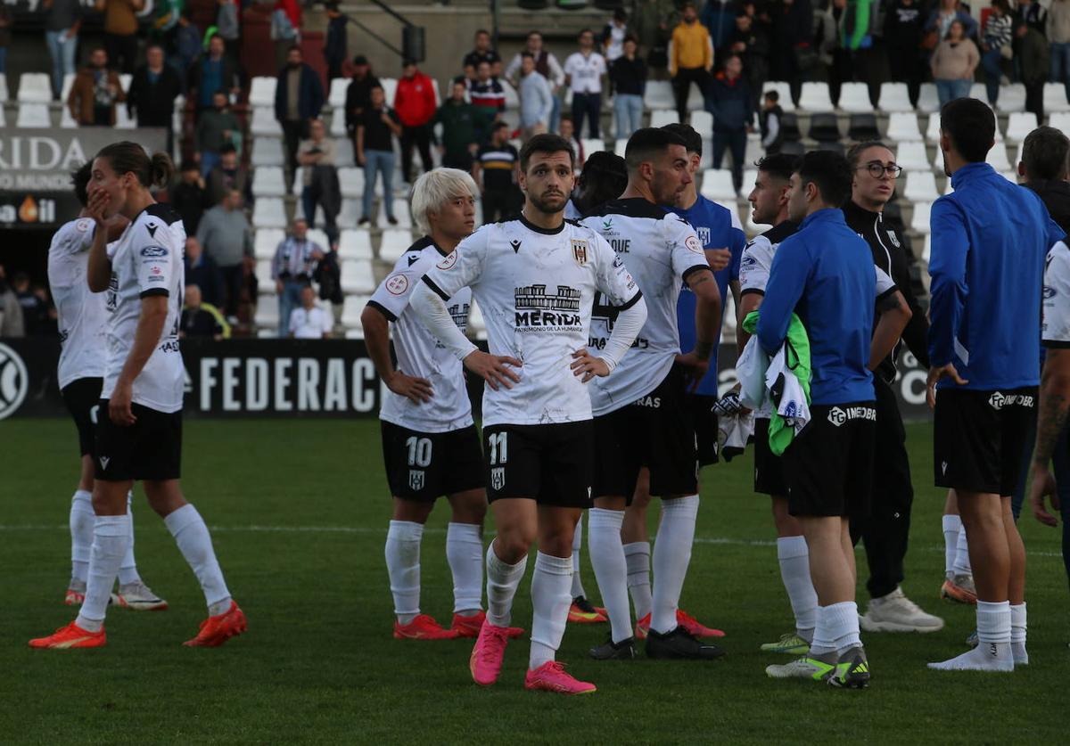 Los jugadores del Mérida, cabizbajos tras la derrota ante el San Fernando.