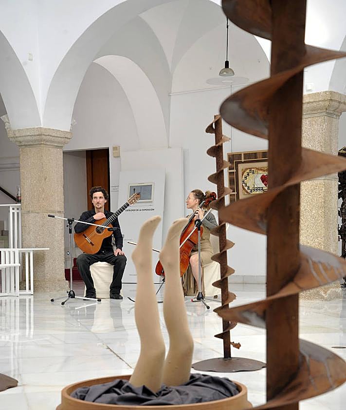 Imagen secundaria 2 - Una muestra del artista Manuel Mata Gil invita a comprender a las víctimas de violencia de género