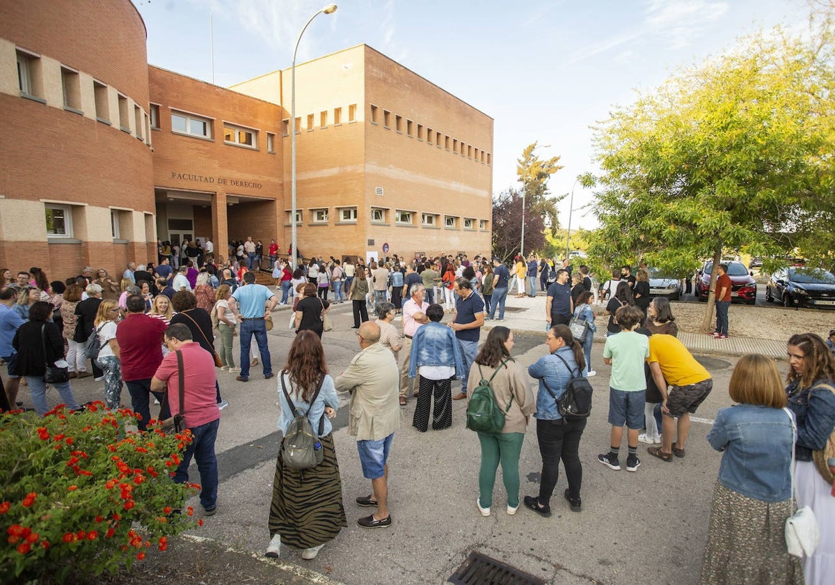 Aspirantes para entrar a un examen de oposición en una imagen de archivo.