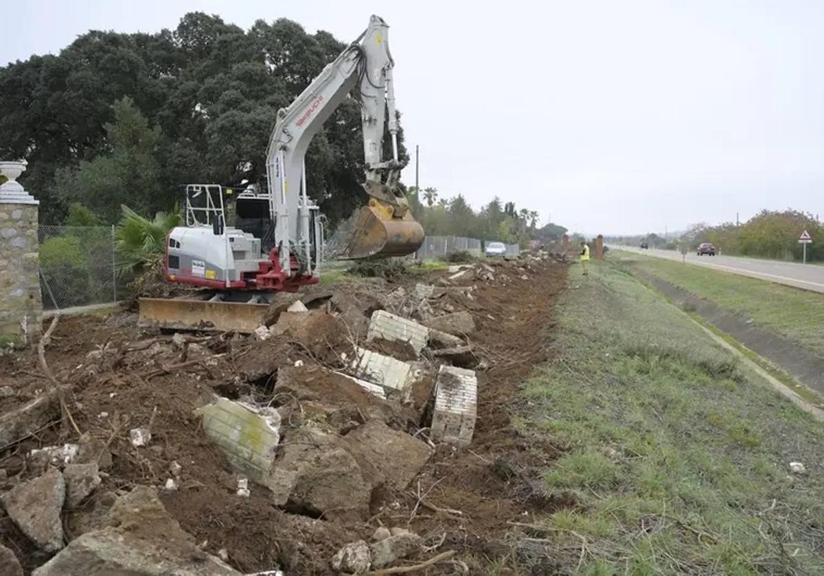 Las máquinas derriban accesos a las parcelas para duplicar la carretera.