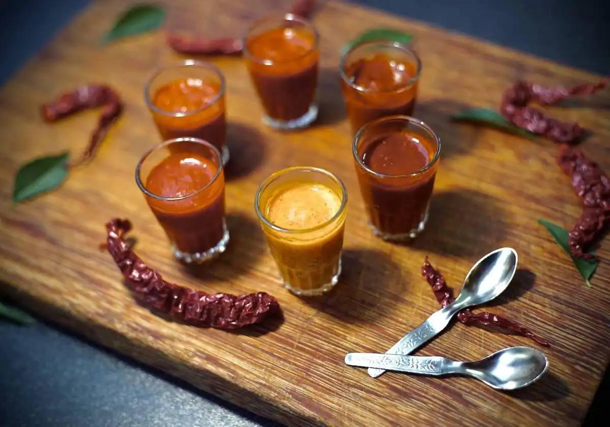 Cada vaso de chupito viene con curry de diferentes niveles de especias.