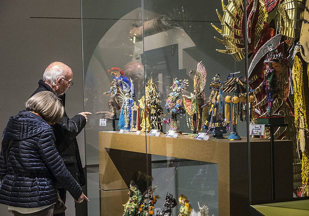 Dos visitantes observan las piezas del Museo del Carnaval en una imagen de archivo.