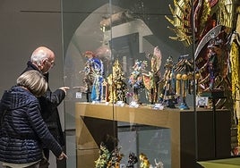 Dos visitantes observan las piezas del Museo del Carnaval en una imagen de archivo.