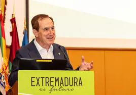 Antonio Huertas disertando sobre la región en Cáceres.