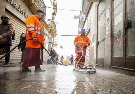 Imagen de archivo de una campaña extraordinaria de limpieza en la calle Pintores de Cáceres.