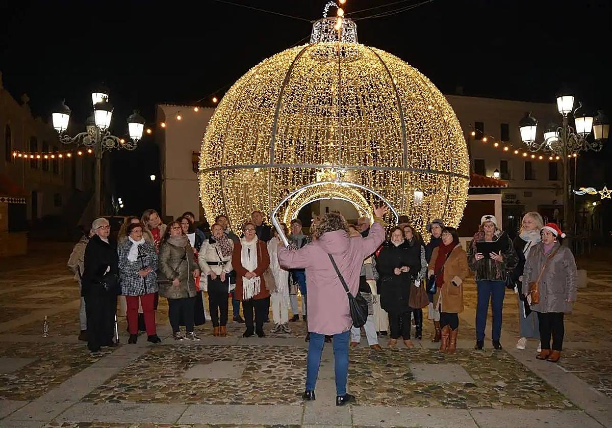 La coral frexnense entonando villancicos. Archivo.