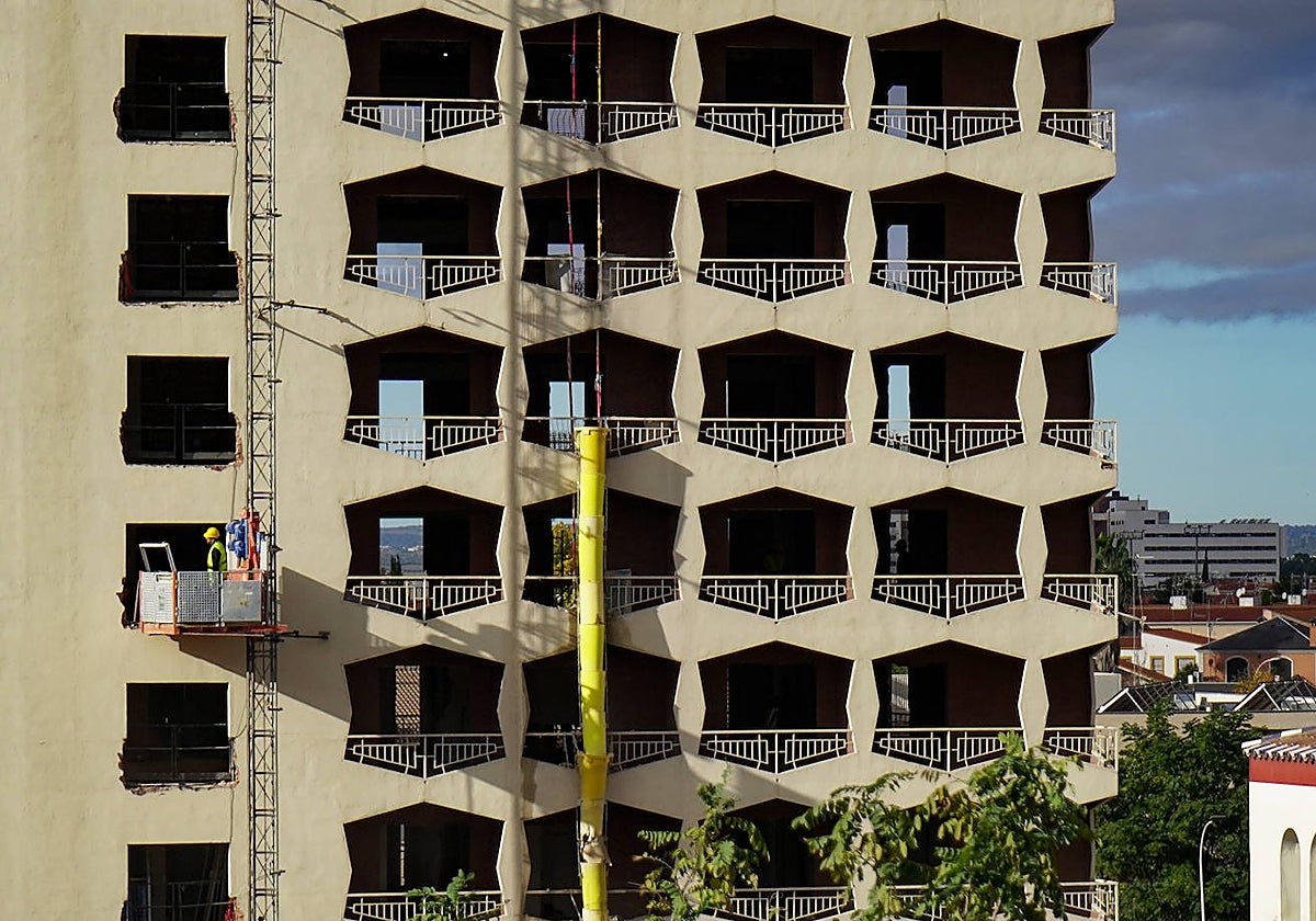 Operarios realizan las obras de demolición interna y externa en el Hotel Lisboa esta semana.