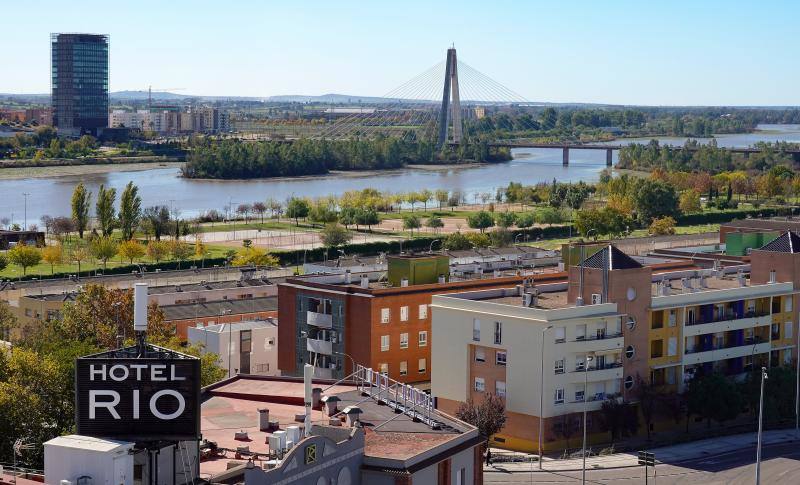 El Puente Real, el Guardiana y la torre Siglo XXI desde el Hotel Lisboa.