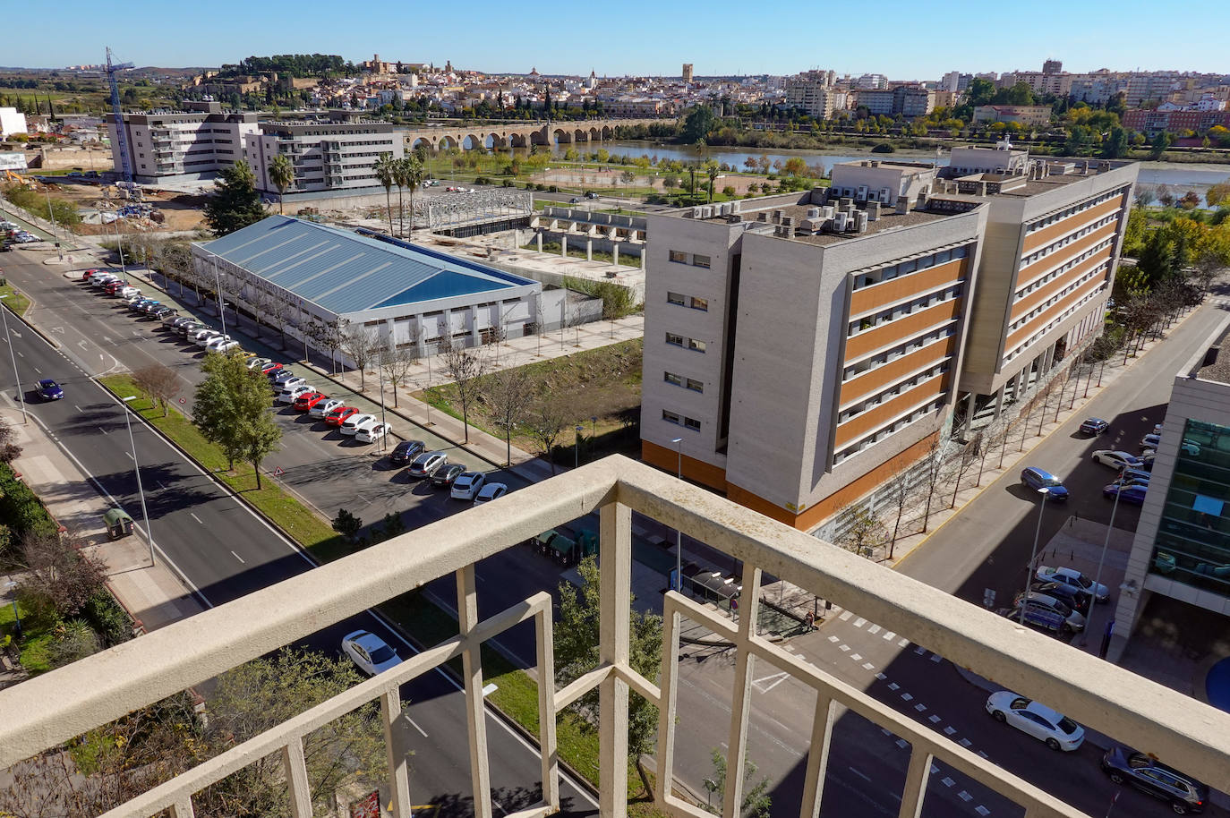 Avenida de Adolfo Díaz Ambrona, vista desde la octava planta del Hotel Lisboa con las viviendas construidas hace unos años y el pabellón deportivo Juancho Pérez.