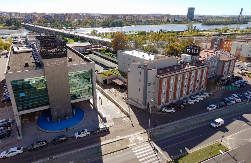 El único hotel de cinco estrellas, NH Gran Casino, y el clásico Río vistos desde el Lisboa, en rehabilitación.