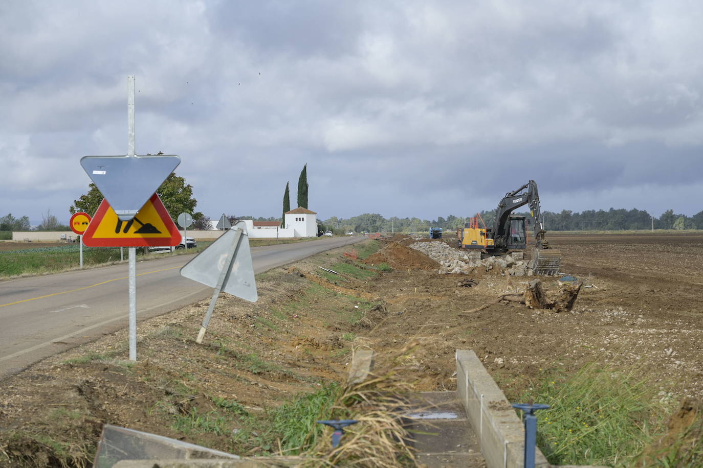 Máquinas en la obra del ensanche.