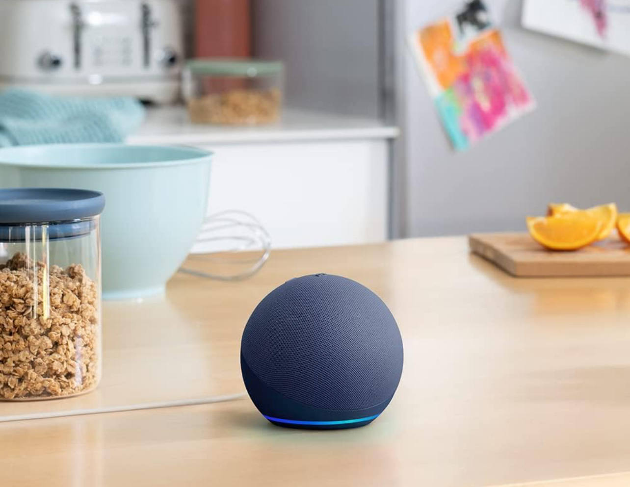 De Amazon a 26,99 euros (B09B8RF4PY). Amazon pone a sus famosos dispositivos inteligentes a menos de la mitad del precio original. Alexa es un asistente de Amazon que se encuentra en estos dispositivos. Trabaja con inteligencia artificial y ayuda a hacer cosas del día a día. Puede dar el tiempo, las noticias, poner música, sincronizarse con otros dispositivos para hacer más cómoda la estancia en casa y una lista infinita de complementos. Este dispositivo es un regalo muy socorrido para la festividad. 