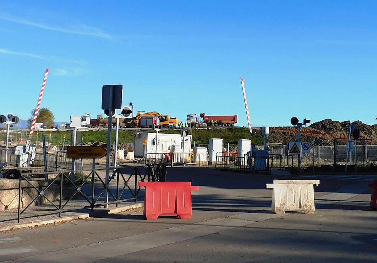 Unas obras provocan un escape de gas cerca de las vías del tren en Navalmoral