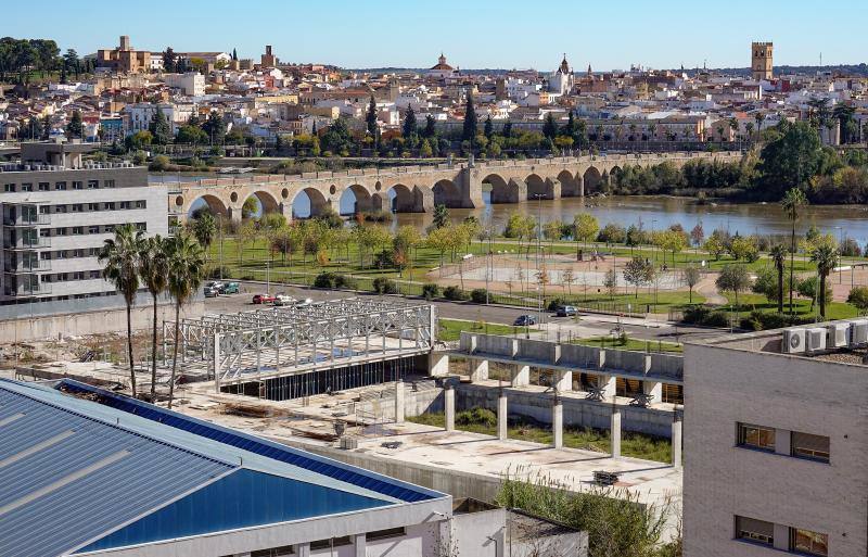 La Alcazaba y la torre de la Catedral sobresalen en la panorámica del Casco Antiguo desde la octava planta del Hotel Lisboa, desde donde también se aprecian las obras inacabadas y paralizadas de la piscina de la Margen Derecha junto al Puente de Palmas.