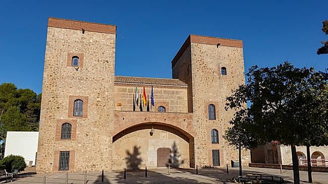 Imagen después - A la izquierda, dibujo de Carmen Rojas del Museo Arquelógico; a la derecha foto de la fachada del Museo Arqueológico.
