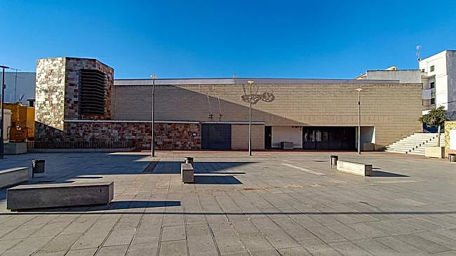 Imagen después - A la izquierda, dibujo de Pepe Cortés del Museo Luis de Morales; a la derecha, foto del museo.