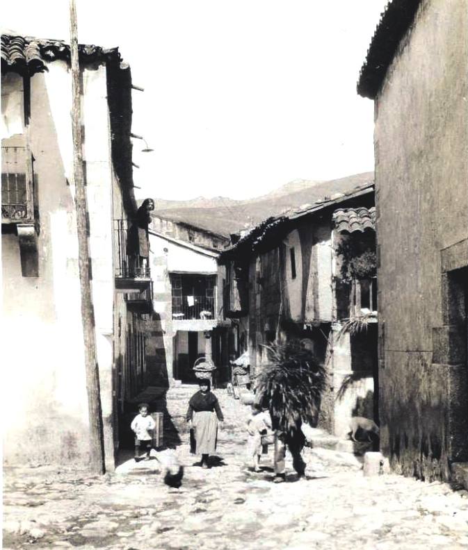 Imagen de una calle de Valverde del Fresno alrededor de los años 60.