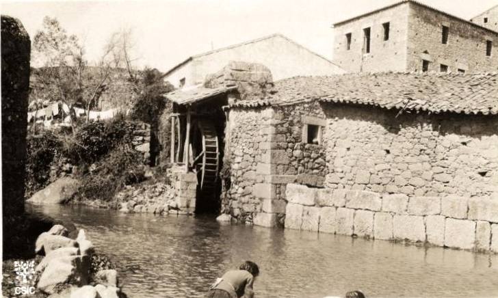 Imagen antigua de un molino de aceite en Valverde del Fresno.