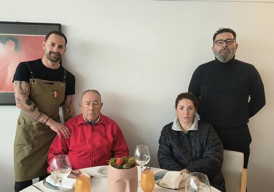 Fernando, Paloma y Miguel con su padre, que acude diariamente al restaurante a ver qué se cuece por allí.