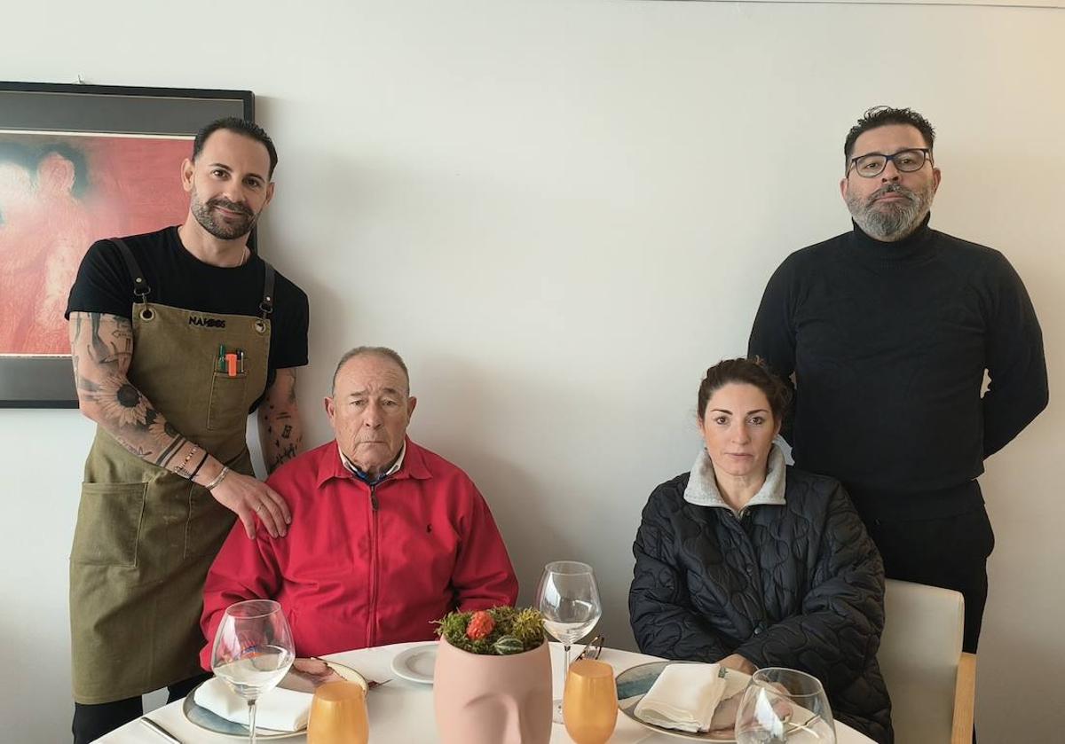 Fernando, Paloma y Miguel con su padre, que acude diariamente al restaurante a ver qué se cuece por allí.