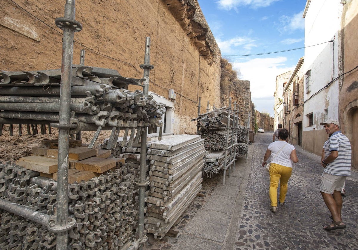 Andamios apilados junto a la muralla antes de su colocación, aunque finalmente tuvieron que ser retirados.