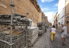 Andamios apilados junto a la muralla antes de su colocación, aunque finalmente tuvieron que ser retirados.