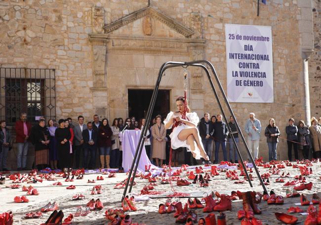 Performance en la Plaza de Santa María de Cáceres.