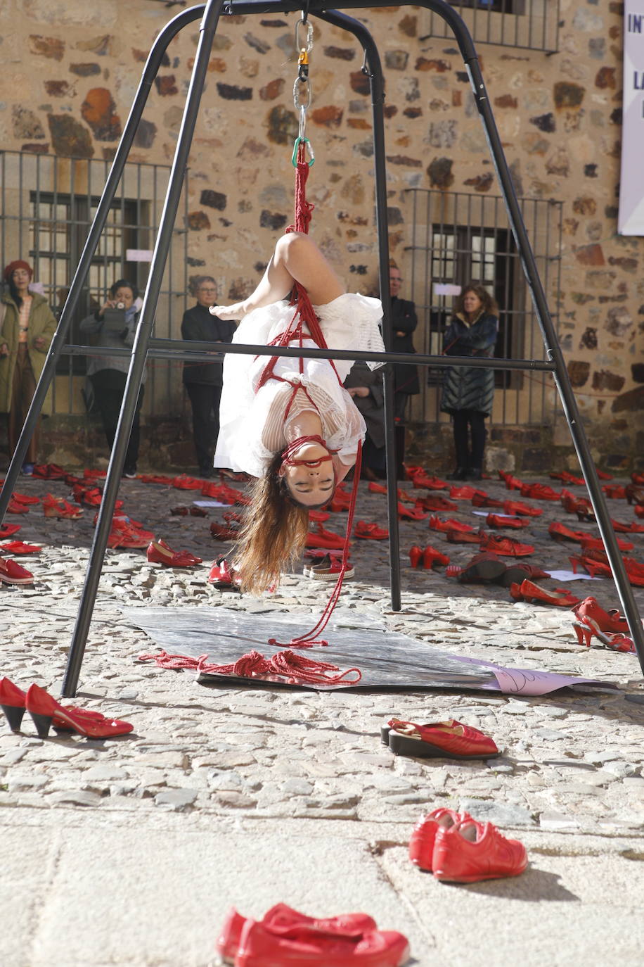 «Zapatos rojos» y performance en Cáceres por el 25N