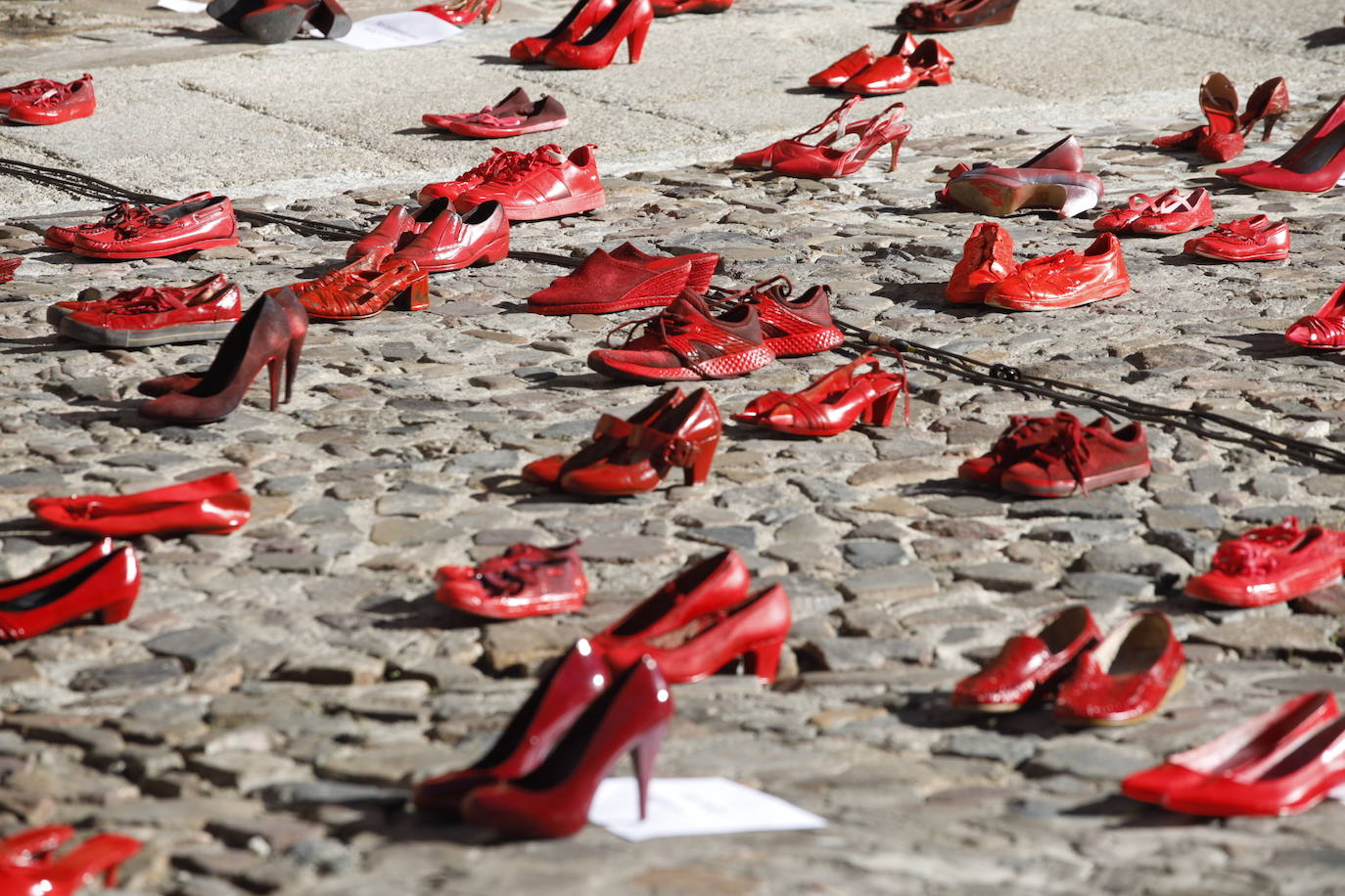 «Zapatos rojos» y performance en Cáceres por el 25N